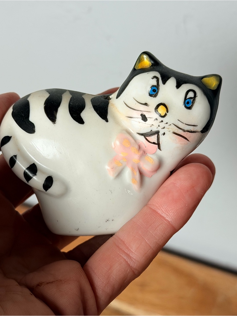 Vintage Hand painted Ceramic Cat Salt and Pepper Shakers - White and Black - Picture 9 of 10